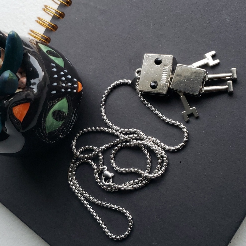 Movable Robot Pendant Necklace. NWT.
